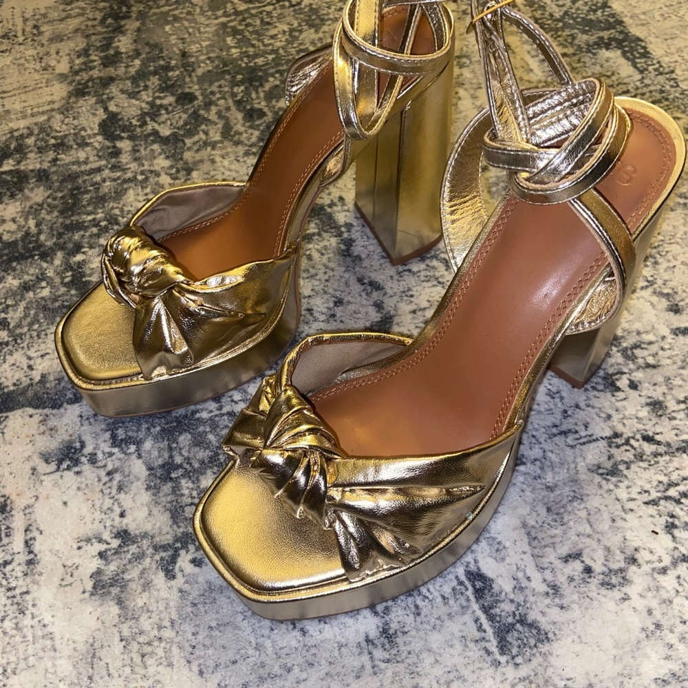 ASOS DESIGN Wide Fit Nikita knotted platform heeled sandals in gold- Size 9 - Picture 6 of 13